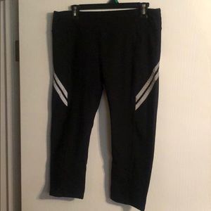 Fabletics Capris with reflex stripe XL